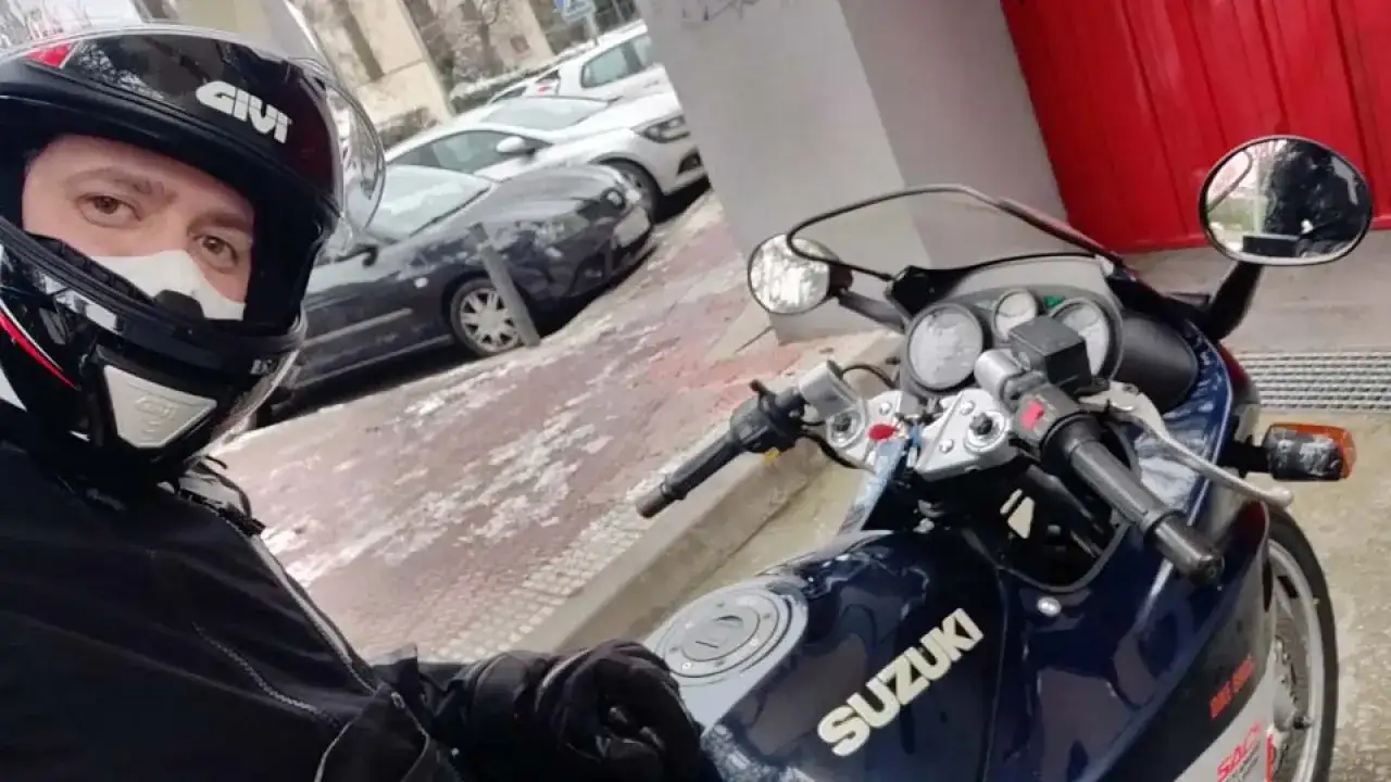 Motorista con casco GIVI y moto Suzuki azul. ¡Qué bien se puede dar de alta una moto dada de baja para volver a rodar!