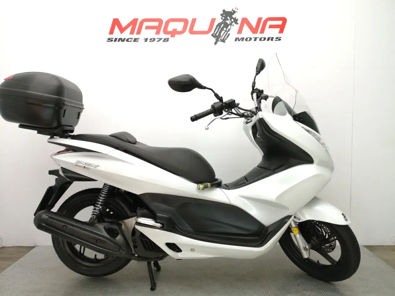 Scooter Honda PCX 125 blanca, con baúl trasero, parece que la honda PCX 125 no arranca.