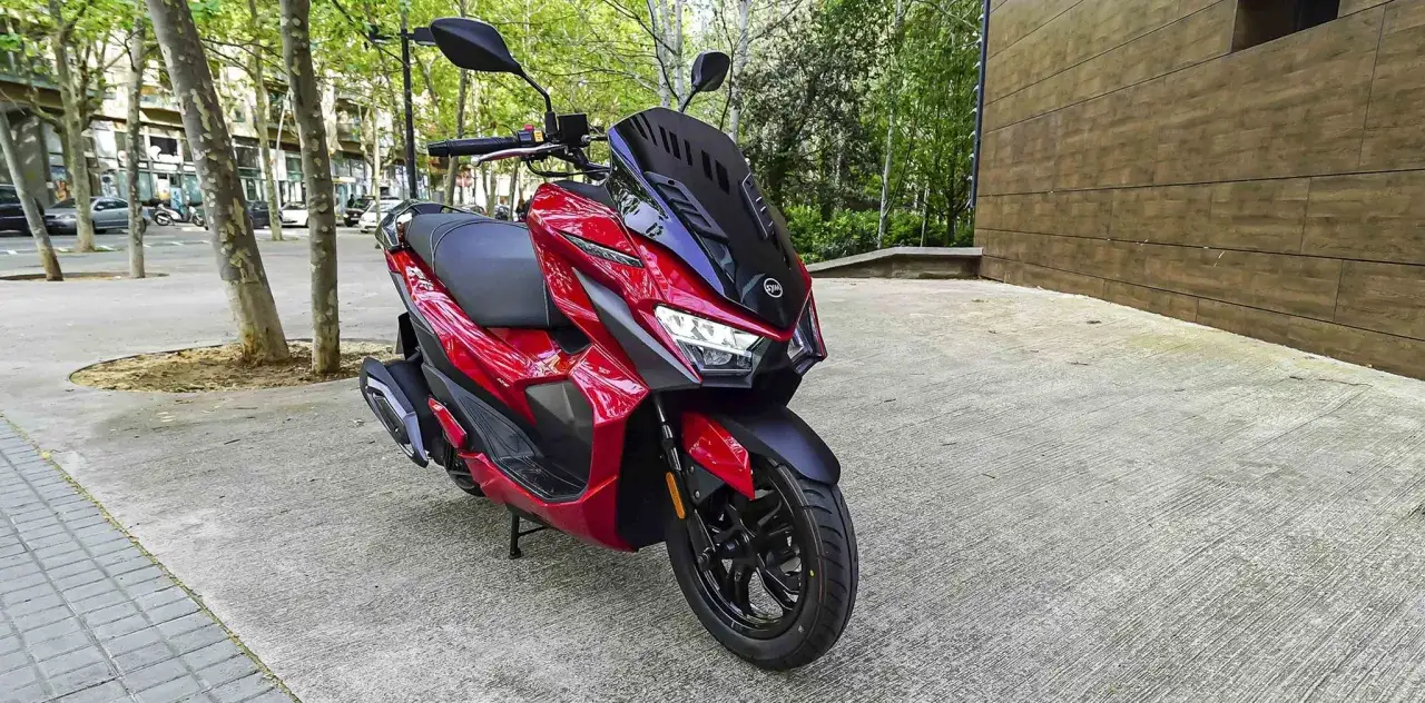 Scooter SYM Jet X 125 rojo, ideal para la ciudad. ¡Descubre sus opiniones!