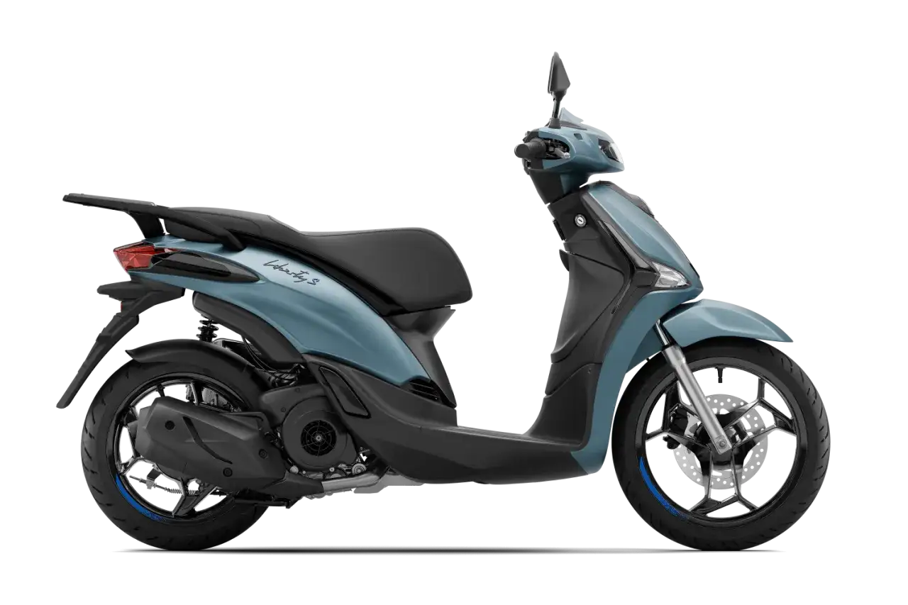 Scooter Piaggio Liberty 125, color azul claro, ideal para la ciudad. Su bajo consumo la hace perfecta para el día a día.
