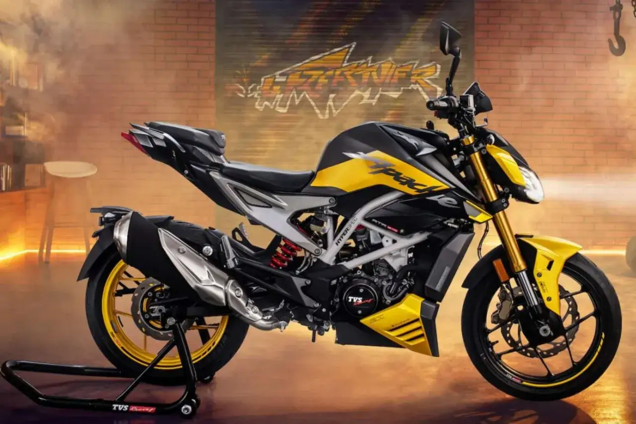 Motocicleta TVS Apache negra y amarilla, lista para la acción.
