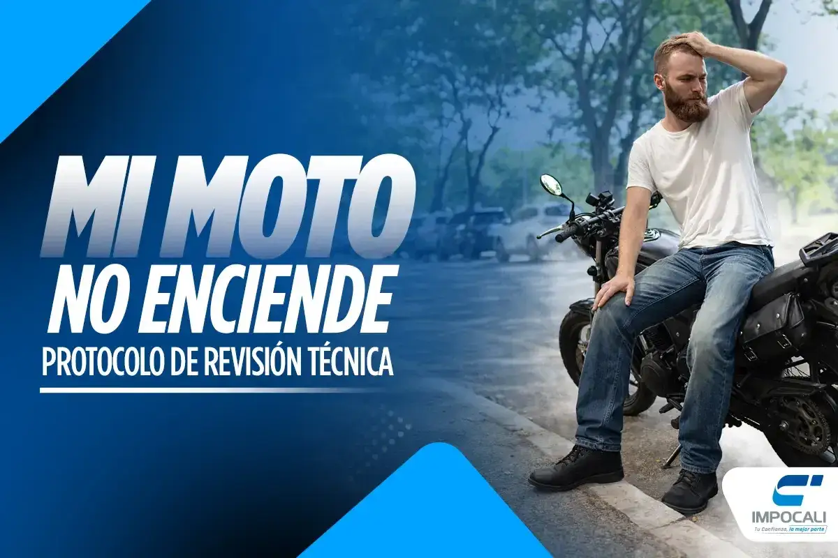 Hombre frustrado sentado en su moto que no arranca. Texto: