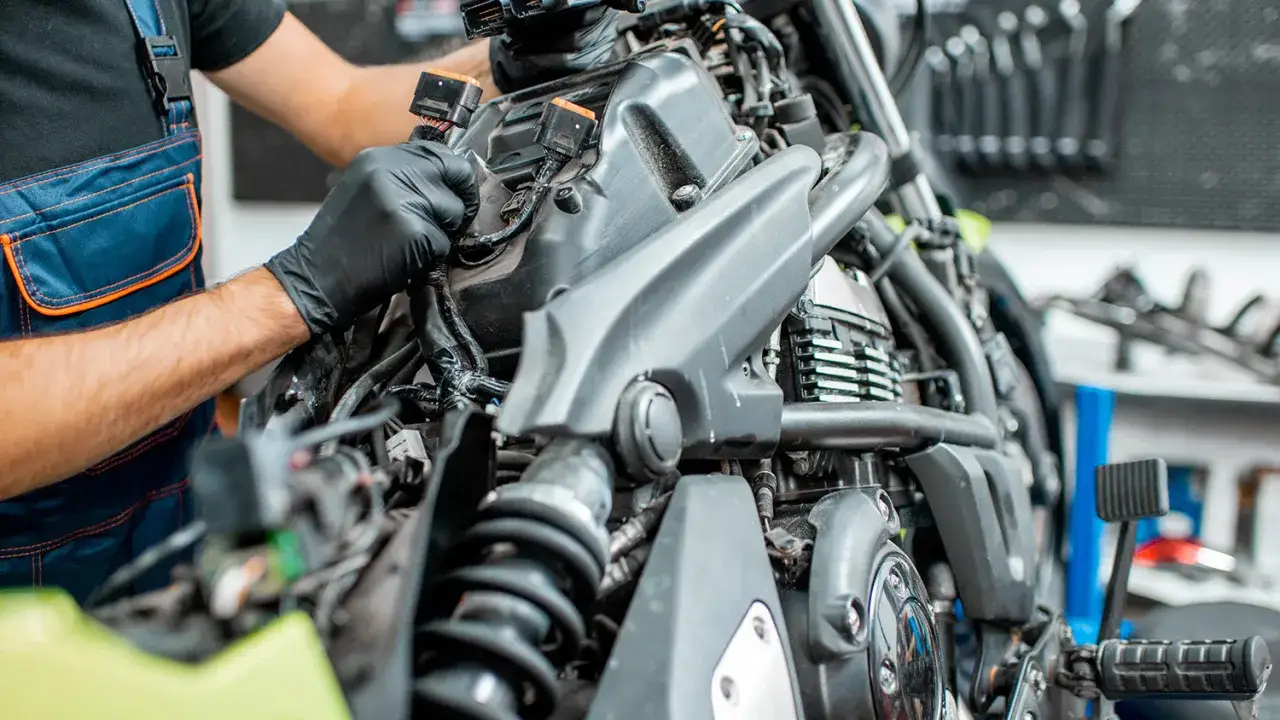 Mecánico trabajando en el motor de una motocicleta 660 cc.