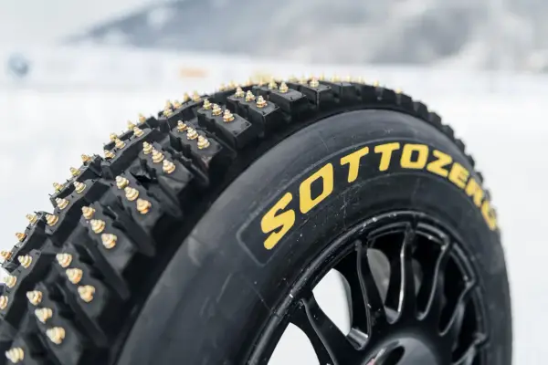 Neumático Sottozero con ruedas con clavos dorados, listo para conquistar el hielo y la nieve.