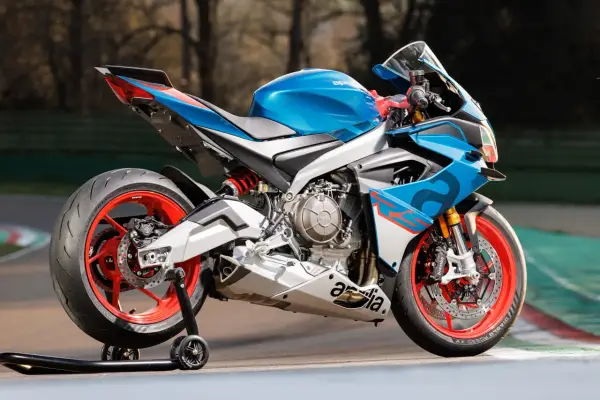 Aprilia RS 660 35kw, una moto deportiva azul y blanca con detalles rojos, lista para la pista.